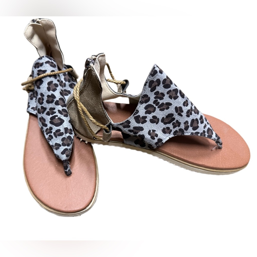 NWOT! Size 8 Gray Leopard Thong Sandal